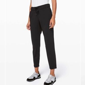 Lululemon On the Fly 7/8 pant - black, size 4, woven
